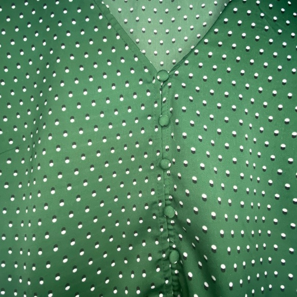 Who What Wear Green Polkadot Short Sleeve Top - Picture 2 of 7